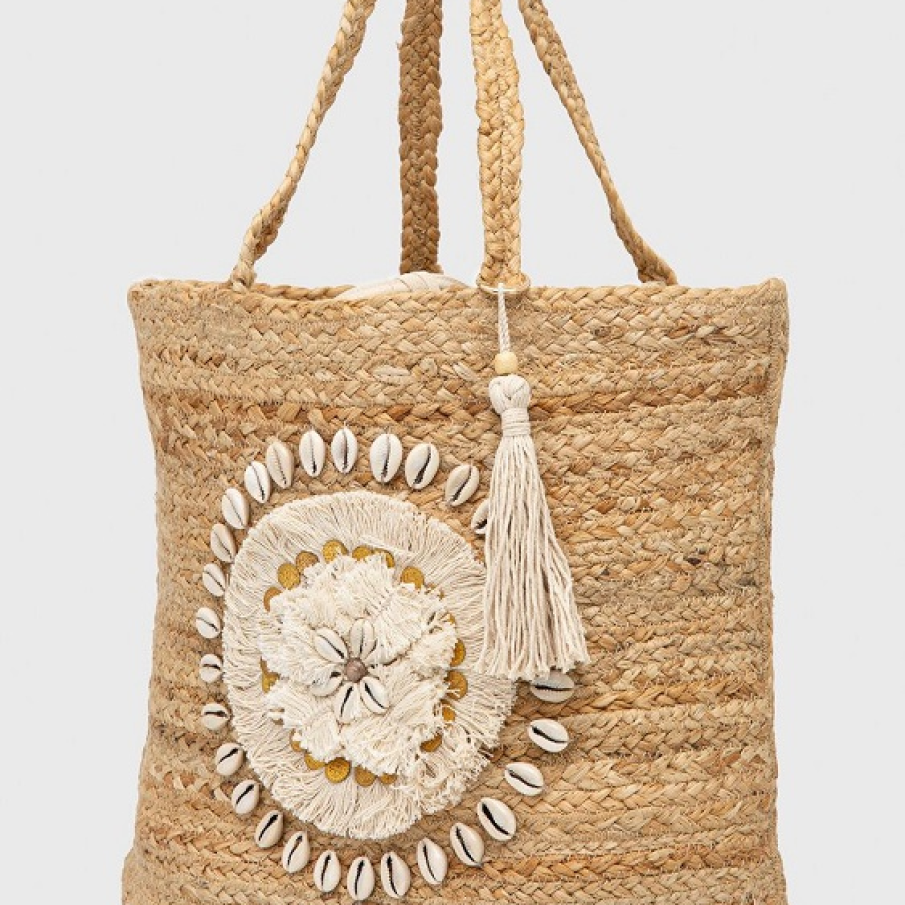 Geantă mare Desigual, ideală pentru plajă, dar nu numai, cu mânere lungi. Este confecționată din iută, iar căptușeaa din bumbac. Este ornată cu decorațiuni  marine și florale, dar și cu ciucure care atârna în dreptul mânerului