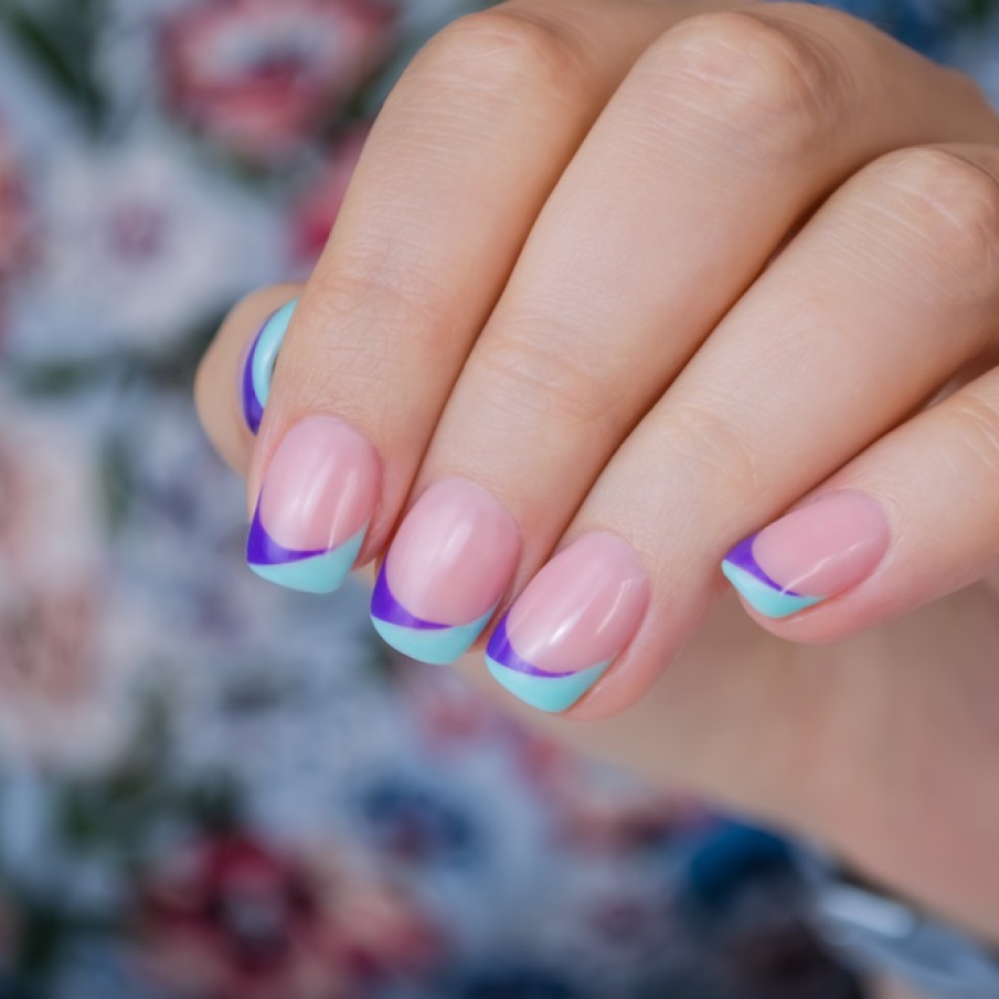 Manichiură french cu un twist cromatic în două nuanțe diferite de albastru, dar care se completează armonios