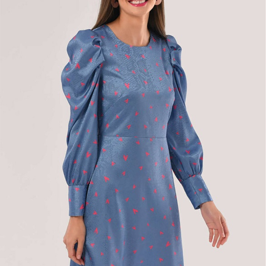 Rochița Closet London într-o superbă nuanță de albastru prăfuit, cu mâneci bufante și mini inimioare delicate imprimate în țesătură