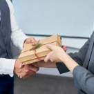 Cadouri de Crăciun pentru Companii — cum alegi în 10 minute și livrezi la timp