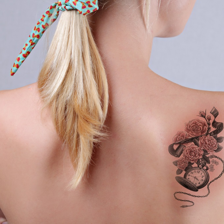 Tatuaj floral elaborat, ce combină motivele florale cu cele ale timpului, sugerând deopotrivă efemeritatea și eternitatea