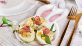 Ouă umplute cu salată din mazăre verde, boabe de porumb, șuncă presată, firișoare de ceapă, legate cu un sos de maioneză de casă 