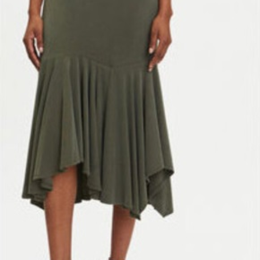 11 modele de fuste plisate și stilate, în tendințe în toamna 2025