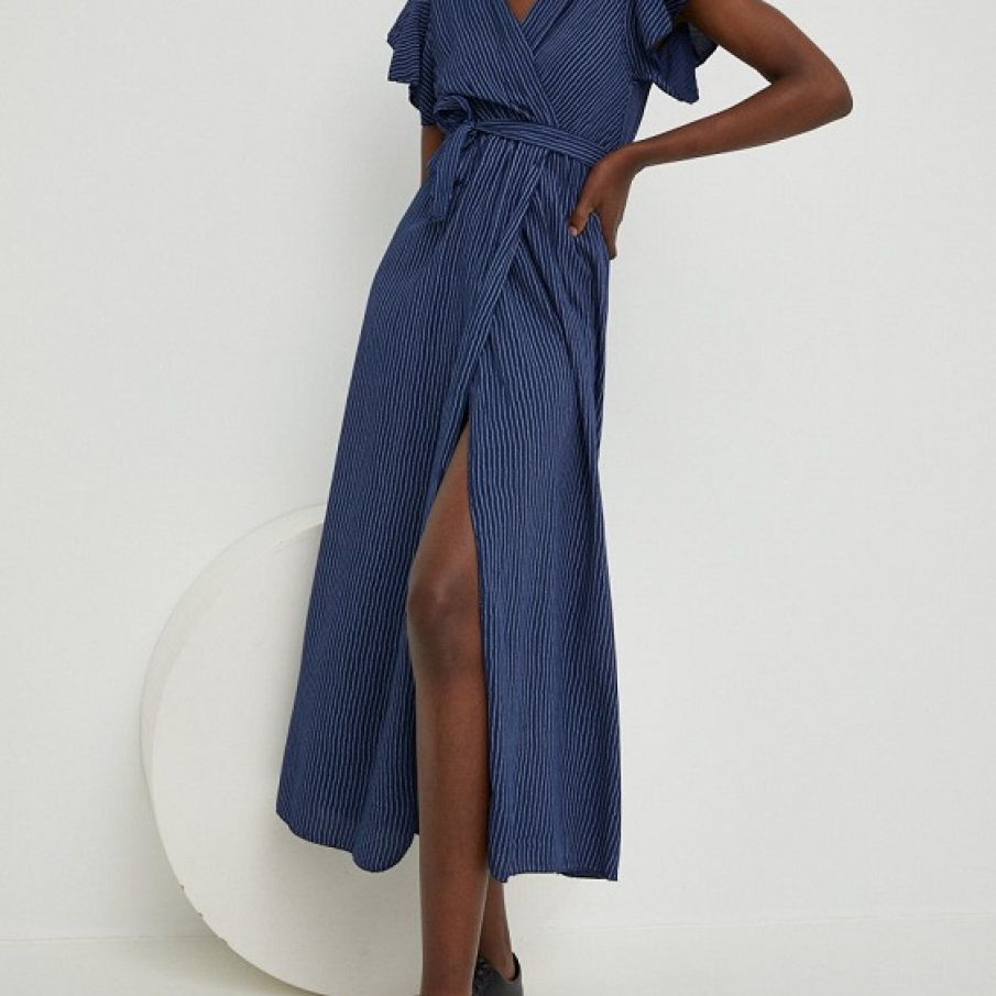 Rochie subțire din colecția Answear Lab, cu imprimeu în dungi și mâneci scurte, decorative.  În talie beneficiază de o bandă îngustă, elastică.