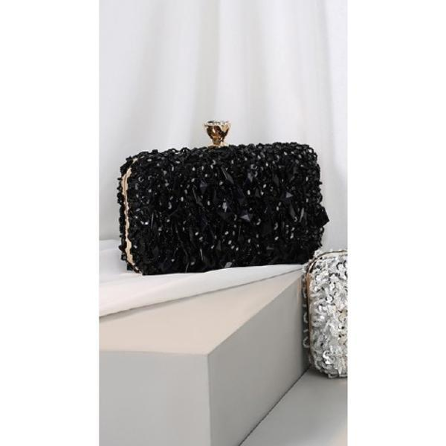Gentuță de damă elegantă, negru strălucitor, tip clutch. Este decorată cu mărgele și paiete negre. 