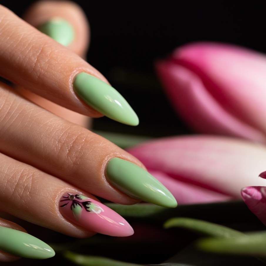 Manichiură de primăvară-vara în nuanță de roz și verde deschis, cu o floare cu ștras ca motiv floral pe unghia inelarului
