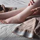Remedii naturiste pentru retenția de apă vara: ceaiuri drenante, alimente bogate în potasiu și greșeli care te umflă