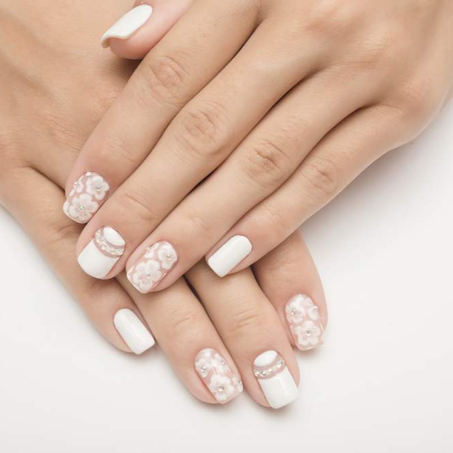 Unghii de mireasa cu aplicatii decorative 