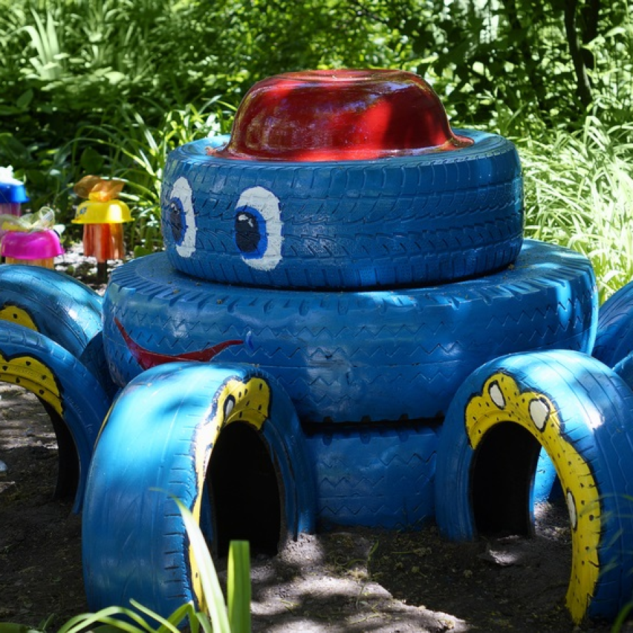 Parcul de distractii pentru copii: caracatita din cauciucuri reconditionate si vopsite in culori vesele 