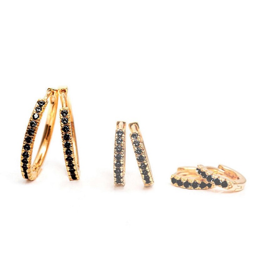 Cercei Sif Jakobs Jewellery, cu ștrasuri negre și elemente decorative din zirconiu. Sunt confecționați din argint placat cu aur. 