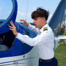 Are doar 17 ani și a făcut ceea ce puțini adulți reușesc! Deian Pantiș a zburat singur peste Carpați și visează să piloteze