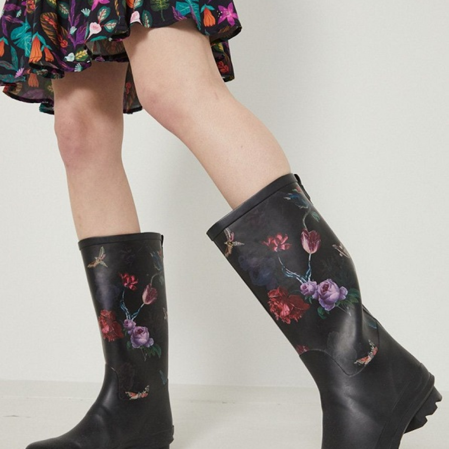 Cizme din colecția Medicine din masă plastică mată, cu material ornamentat și talpă din gumă