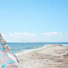 Admiră răsăritul la mare într-o rochie de plajă deosebită: 7 propuneri cu modele superbe