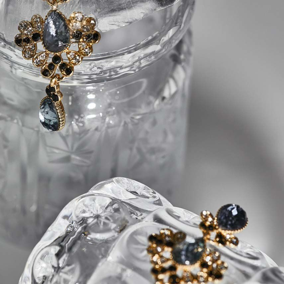 Cercei eleganți în stil candelabru din colecția Medicine. Sunt confecționați din 80% Aliaj de zinc, 10% Acril, 10% Sticlă