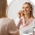 Rutina de seară în sezonul rece pentru ten matur (35+), buze și mâini: ritualul care repară, hrănește și netezește vizibil piele