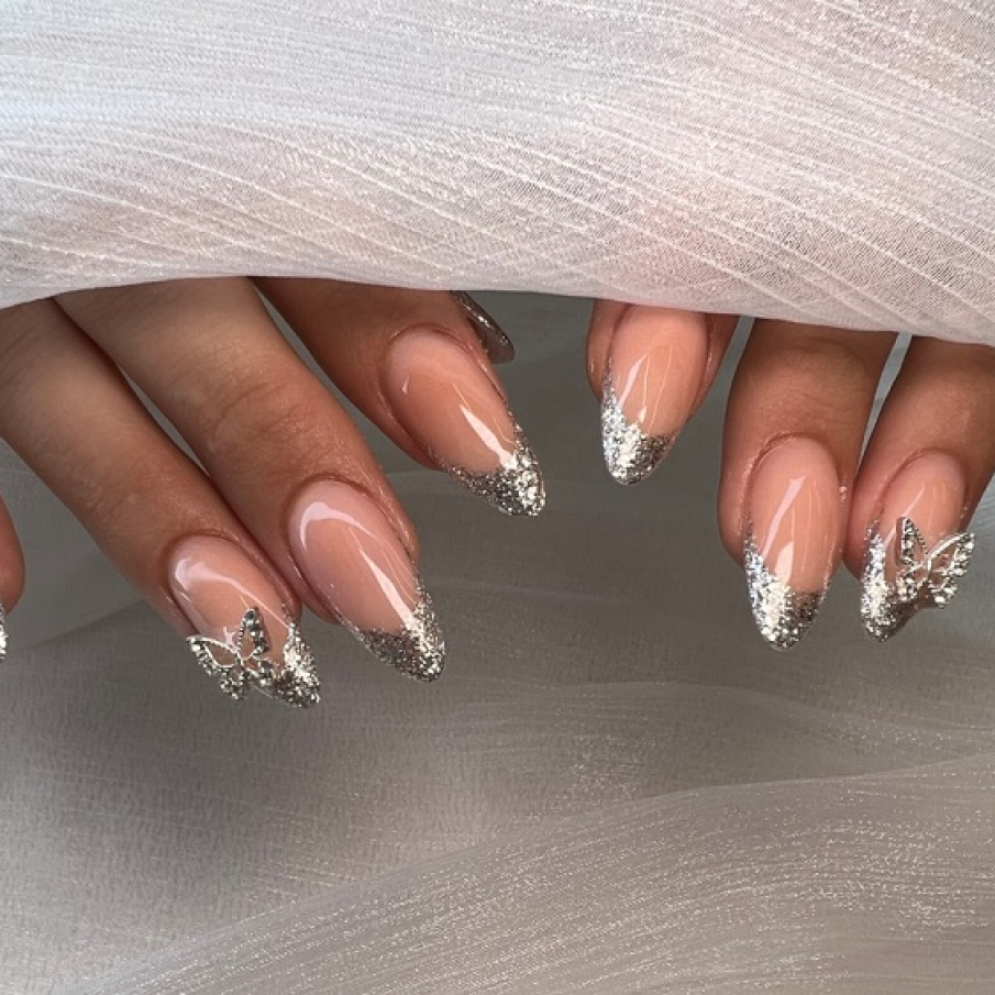 Modele de manichiură french cu accente luxoase și prețioase, în tendințe în 2025