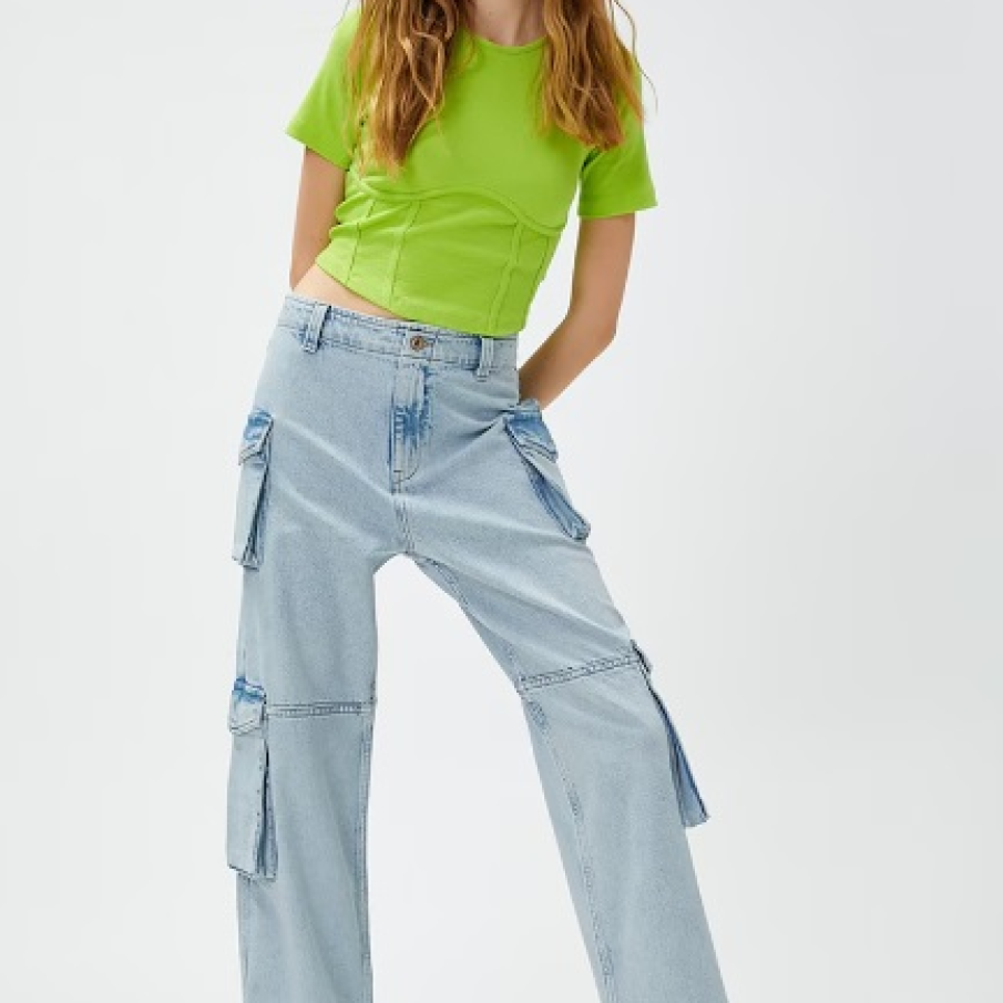  Blugi cargo din denim de culoare albastru deschis, cu talie înaltă și două rânduri de buzunare 