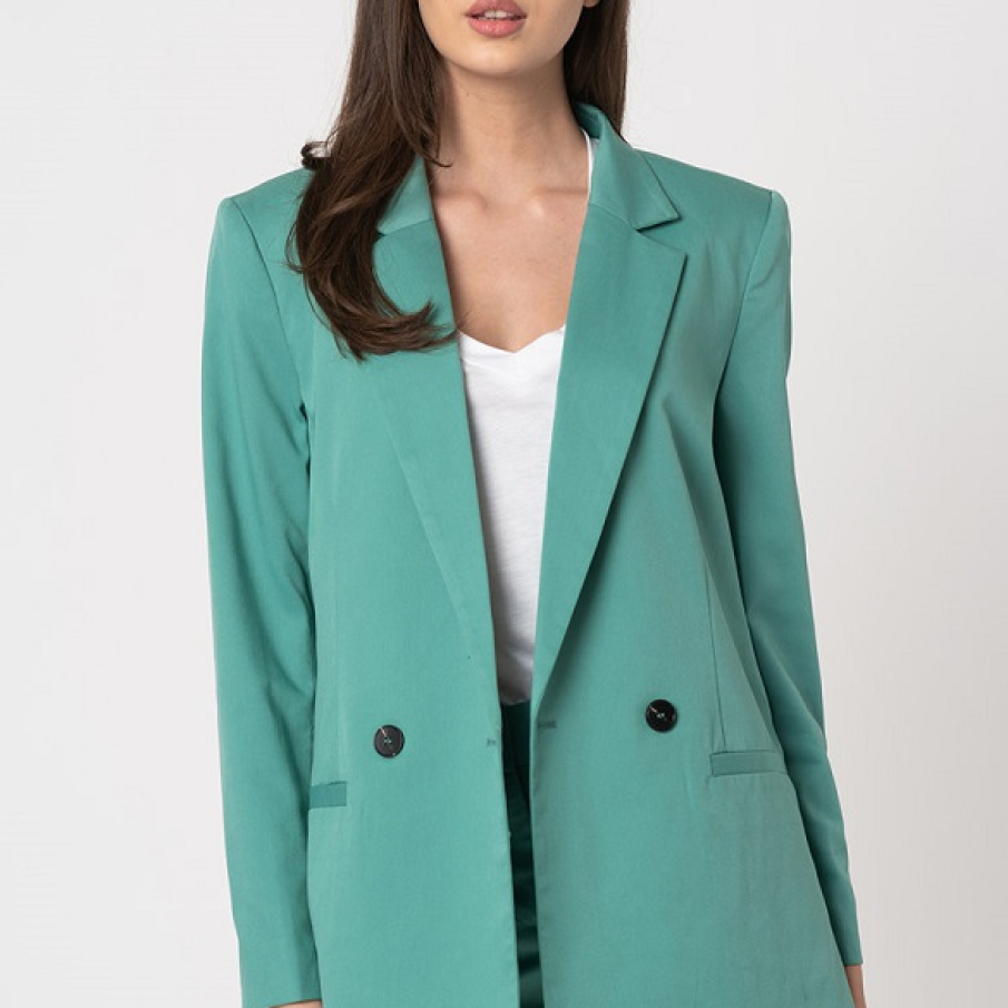 Sacou casual cu revere decupate, în linie simplă, perfect pentru această primăvară datorită nuanței sale pastelate de verde mentă.