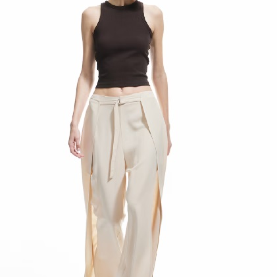 Pantalonii în tendințe în vara 2025 sunt cei care atrag atenția asupra taliei și o structurează cu stil