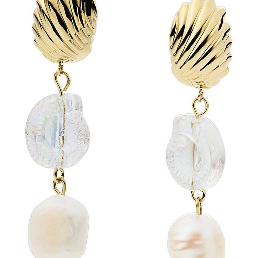 Cercei din colecția Fossil decorați cu pietre și motive marine precum scoici și perle. Sunt confecționați din oțel inoxidabil