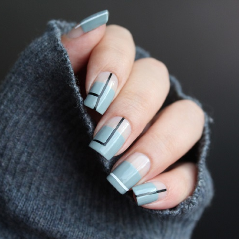 Manichiură de inspirație geometrică, cu spații negative medii înspre baza unghiei 