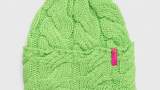 Căciulă verde din colecția Roxy confecționată din tricot neted, cu un mic detaliu roz și inserție interioară moale