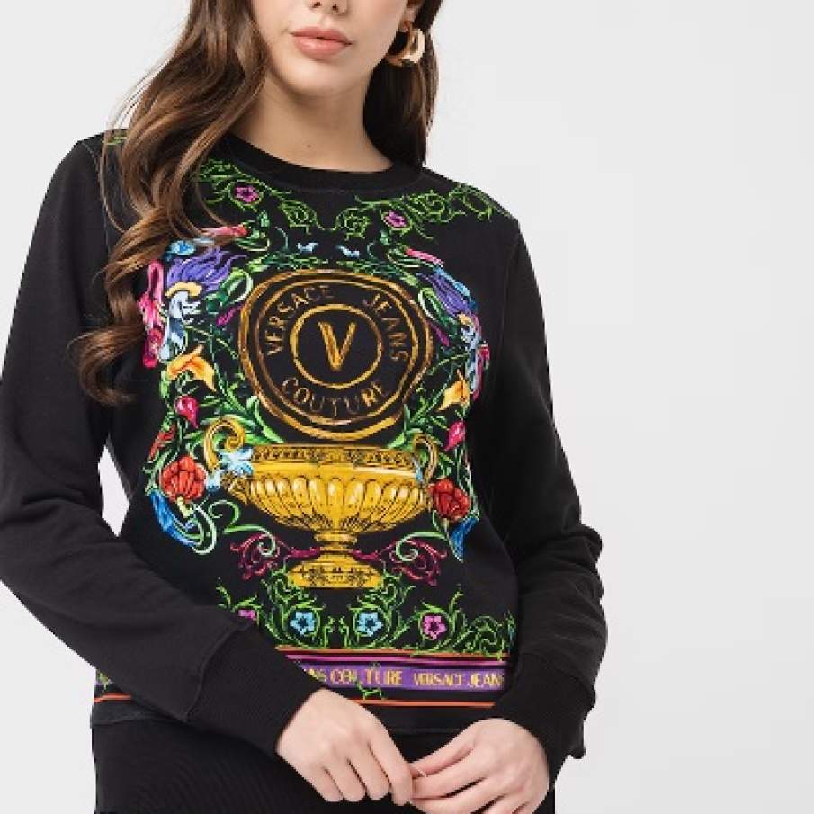 Bluză sport neagră, cu decolteu la baza gâtului, by Versace Jeans Couture. Dispune de un imprimeu abstract multicolor sport neagrBluza sport neagră, cu decolteu la baza gâtului, by Versace Jeans Couture. Dispune de un imprimeu abstract multicolor, cu