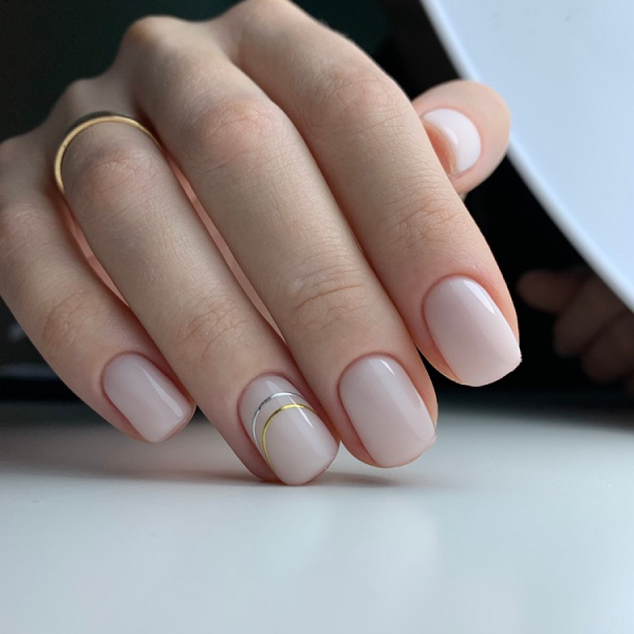 Model de manichiură minimalistă cu semicercuri concentrice aurii și argintii, o combinație de efect! 