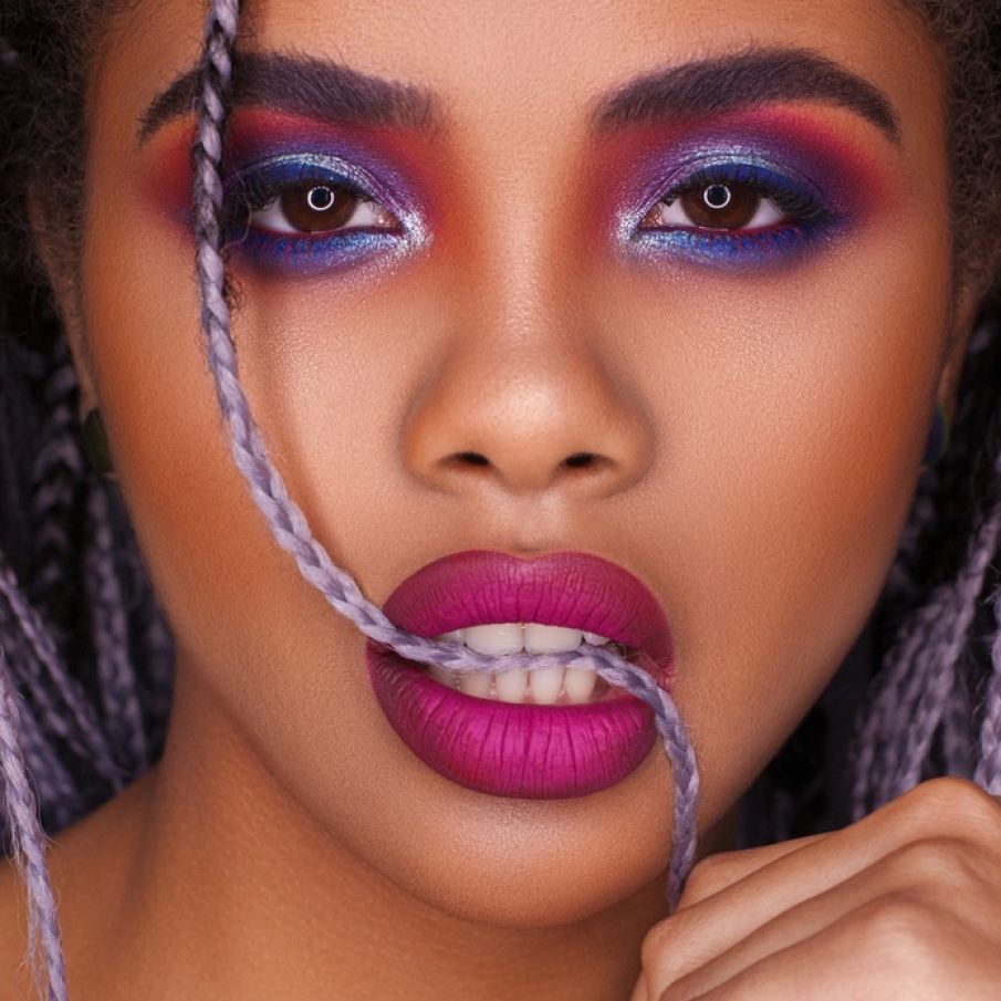 Machiaj purple deep pentru a sublinia ochii căprui 