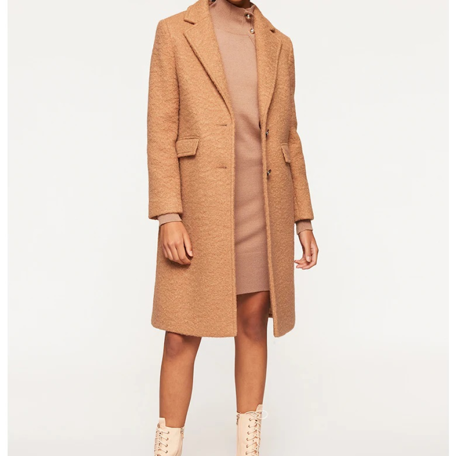 Palton Motivi până la nivelul genunchiului, în nuanță de maro caramel deschis, ideal pentru ținutele de toamnă și a fi purtat cu fuste și rochițe