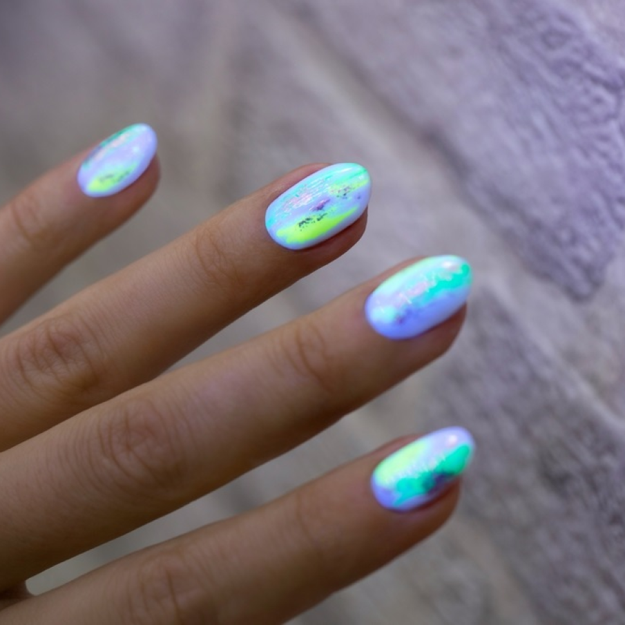 Manichiură cu efect intens de neon, perfectă pentru nopțile vacanței de vară 