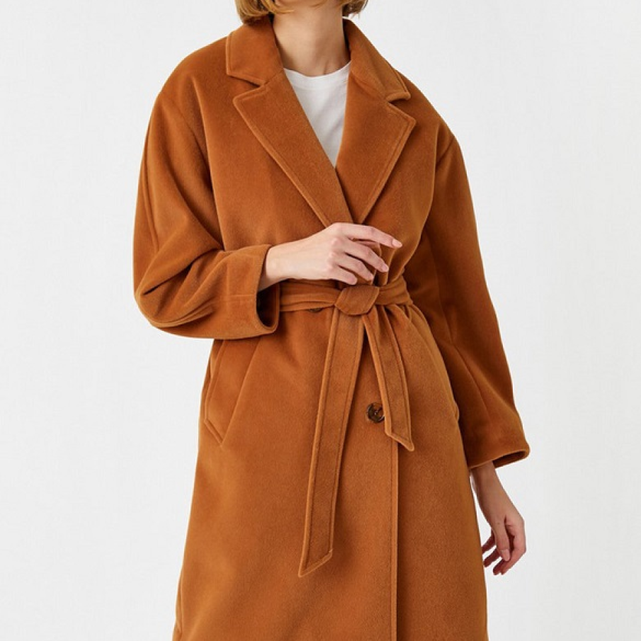 Palton Koton de lungime medie, în nuanță de maro caramel. Poate fi purtat descheiat, pentru un look nonconformist, sau prins în jurul taliei cu cordonul disponibil. 
