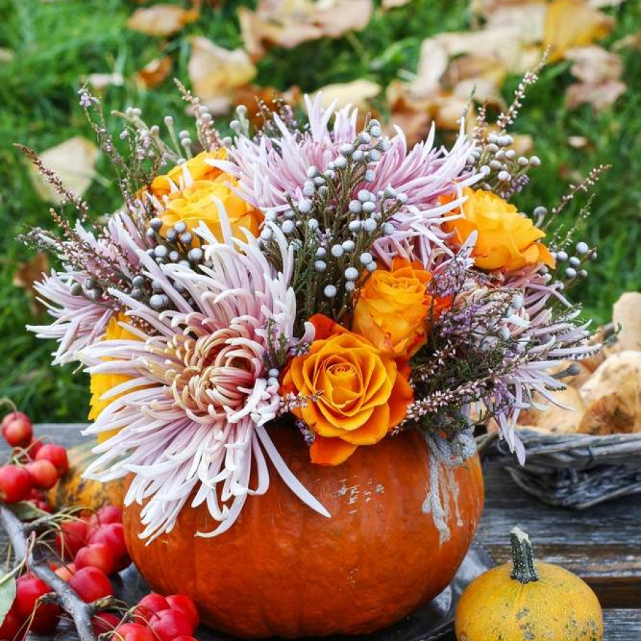 Aranjament cu dovleac pentru o masa rustica 