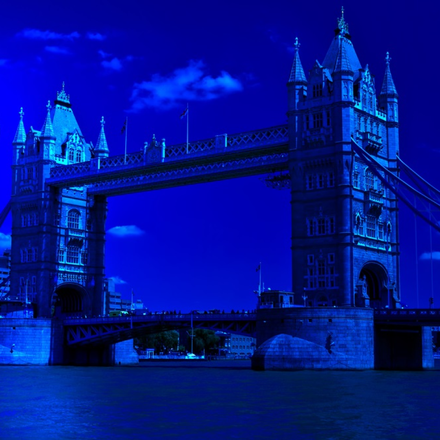 Imagine nocturna din Londra cu o minunata luna plina si Tower Bridge 