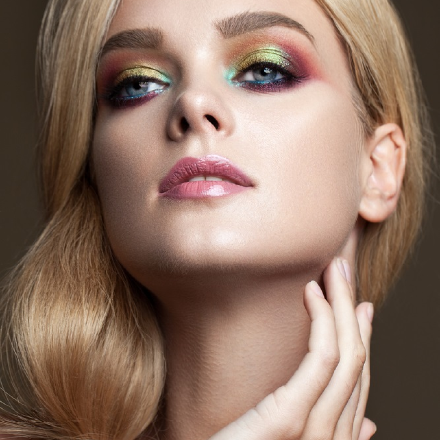 Atunci când optați pentru un machiaj multicolor al ochilor, țineți cont și de faptul că bronzul sau tonurile luminoase creează un look aparte