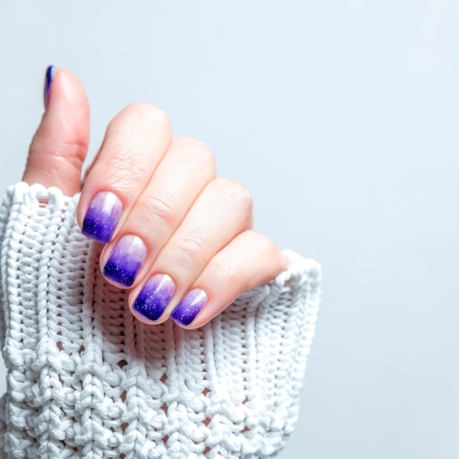 Manichiură galaxy gradient, cu glitter delicat și strălucitor, în nuanță predominantă de violet