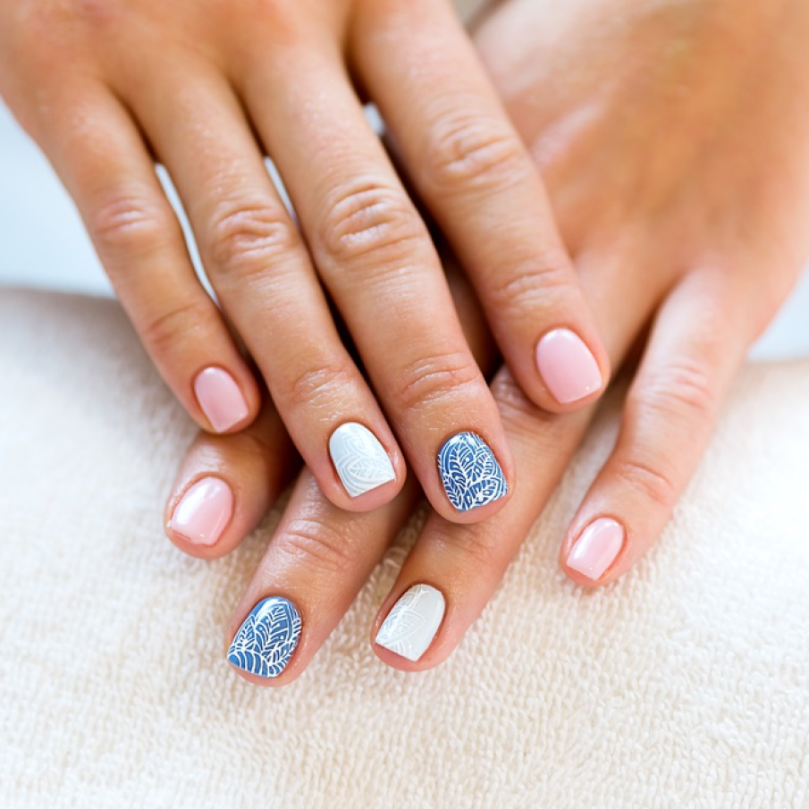 Si cerul albastru de primavara-vara, cu ai sai nori albi si pufosi, ne inspira in alegerile noastre