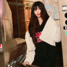 TOMMY HILFIGER SĂRBĂTOREȘTE URMĂTORUL CAPITOL CU AMBASADOAREA BRANDULUI JANG WON YOUNG ÎN CAMPANIA DE TOAMNĂ 2025 TOMMY JEANS