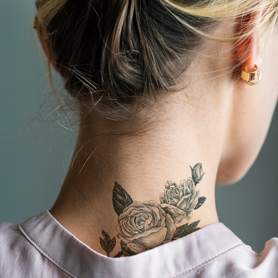 Tatuaj pe gât, cu un design în formă de trandafiri cu flori și petale 