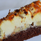 Desertul de duminica: Prajitura cu banane si sos caramel