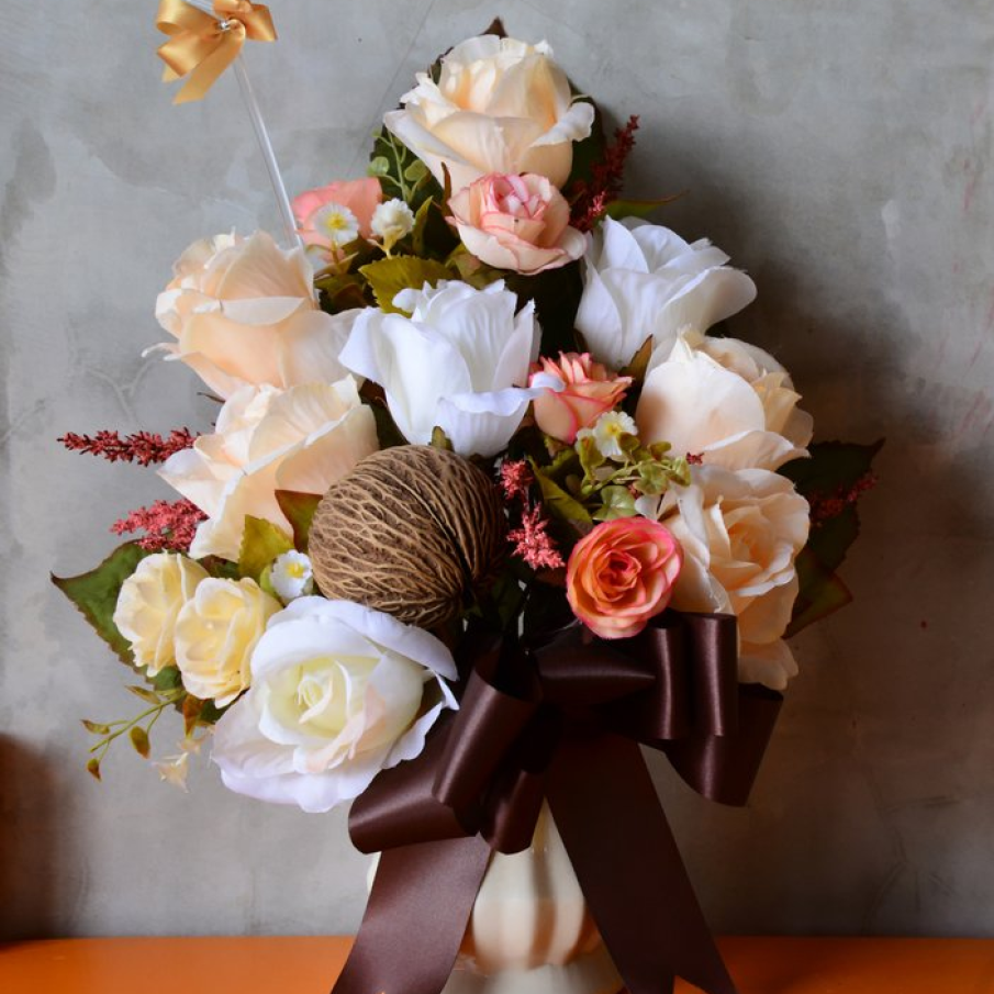 Trandafiri in aranjament floral de toamna