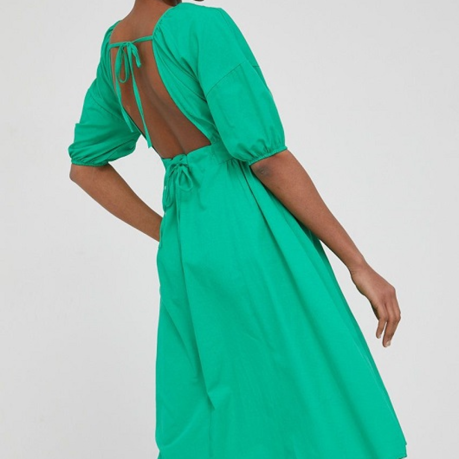 Rochie comodă, confecționată 100% din material natural (bumbac), cu mâneci finisate cu manșetă și linia umerilor lăsată 