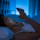 Ce se întâmplă cu creierul tău când stai prea mult pe telefon înainte de somn