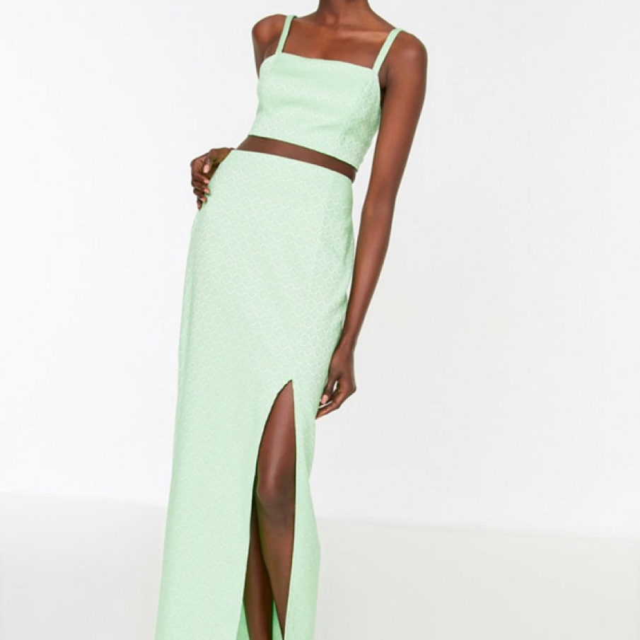Set Trendyol: top tăiat din jacquard și fustă maxi crăpată pe un picior. Compleul are un imprimeu delicat și este într-o nuanță plăcută de verde mentă deschis