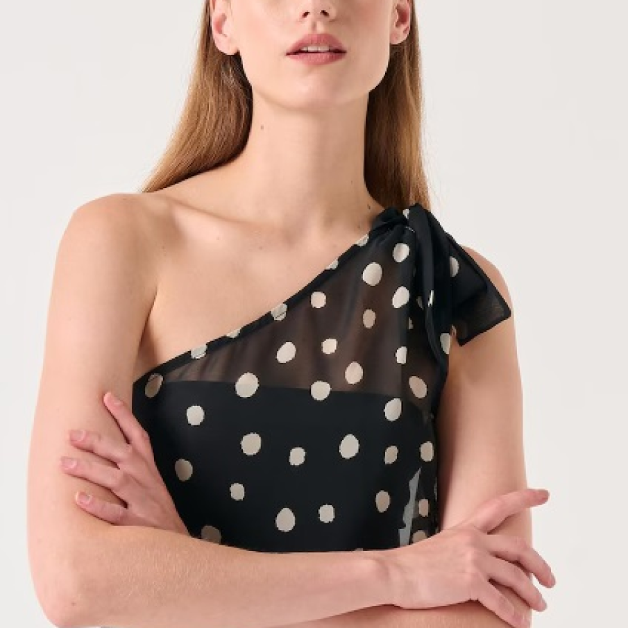 Bluză JIMMY KEY cu decolteu pe un umăr și buline