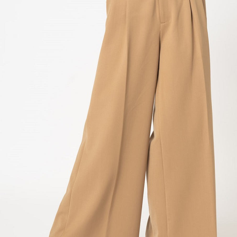 Pantaloni ampli Ted Baker din amestec de lână, într-o plăcută nuanță de bej kaki, perfecți pentru zilele și nopțile mai răcoroase de vară. 