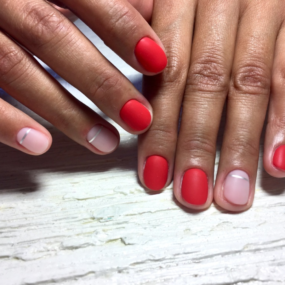 Manichiură mata în nuanță nude de alb lăptos și roșu mat, cu dungi orizontale argintii trasate ca element decorativ