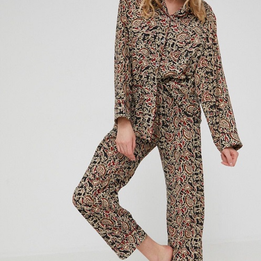 Pijamale de bumbac cu imprimeu deosebit. Au bandă elastică în talie și se încheie cu nasturi. 