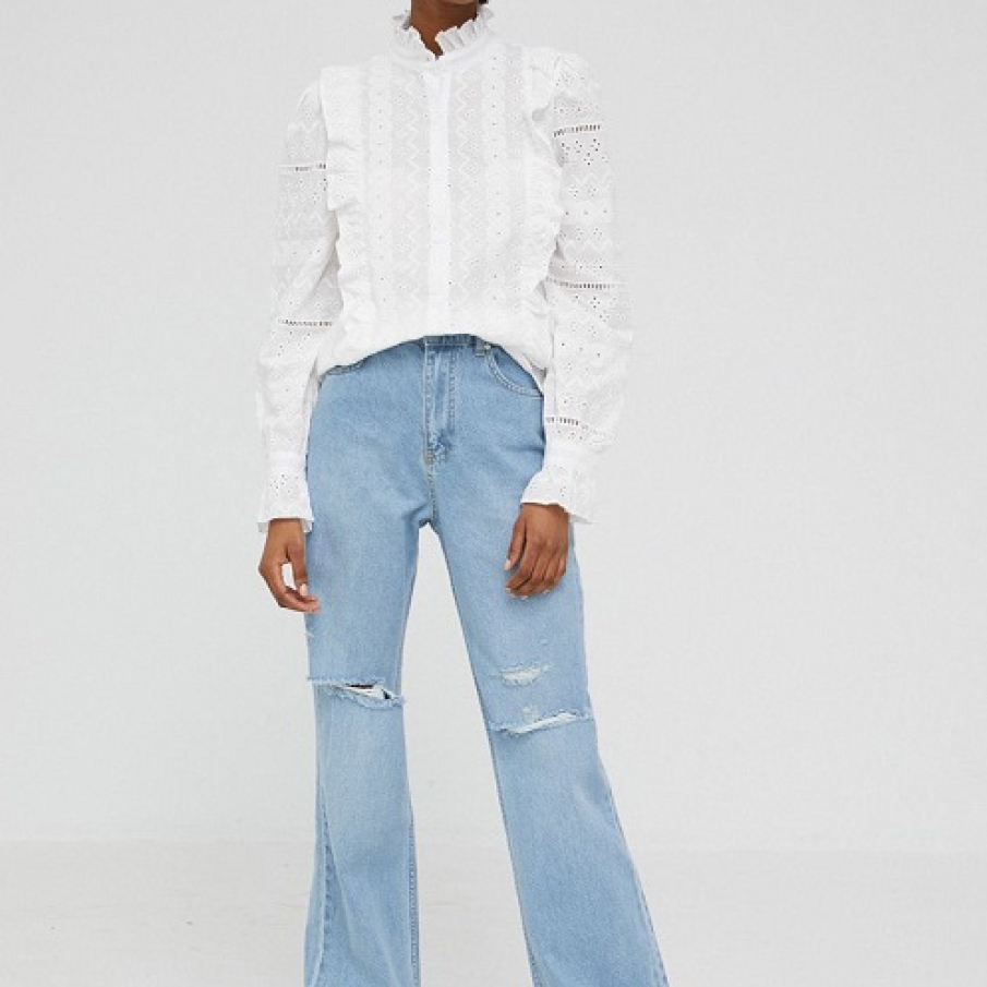 Blugi baggy albastru deschis, cu pantalonul larg și talie înaltă. Se încheie cu fermoar și nasture. 