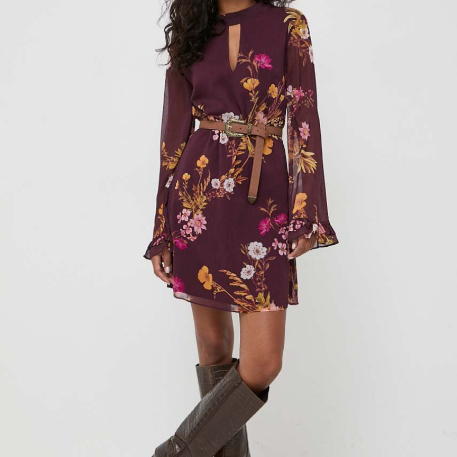 Rochie Guess mini, în nuanță de roșu bordo, cu imprimeu floral, decupaj în zona decolteului și mâneci lungi, evazate 